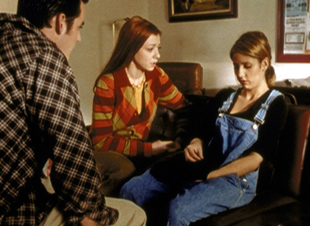 Buffy (Sarah Michelle Gellar, r.) macht sich die schlimmsten Vorwürfe, weil sie den Freund ihrer Mutter während eines Streits tödlich verletzt hat.... - Bildquelle: TM +   2000 Twentieth Century Fox Film Corporation. All Rights Reserved.