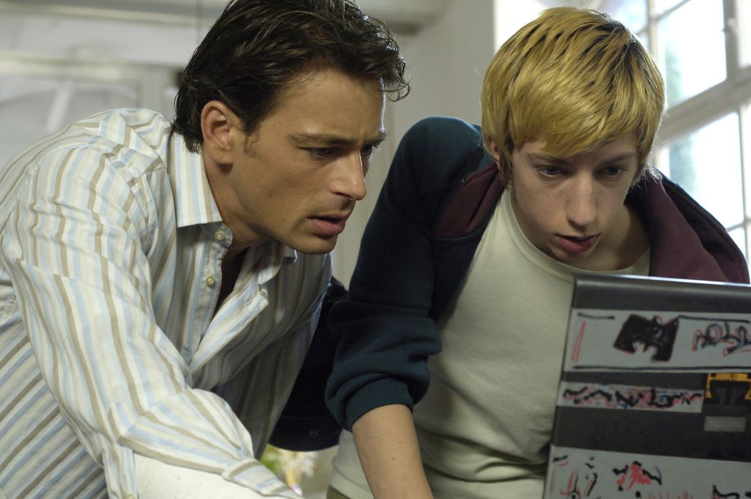 Schon bald kommen Sascha (Jan Sosniok, l.) und sein Schüler Victor (Max Mauff, r.) einer ungeheuren Intrige auf die Spur ... - Bildquelle: ProSieben