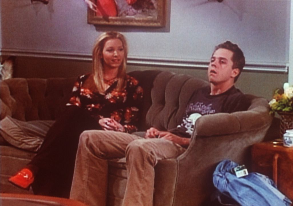 Phoebe (Lisa Kudrow, l.) möchte die Beziehung zu ihrem Halbbruder Frank (Giovanni Ribisi, r.) vertiefen und hat ihn deshalb übers Wochenende einge... - Bildquelle: TM+  2000 WARNER BROS.
