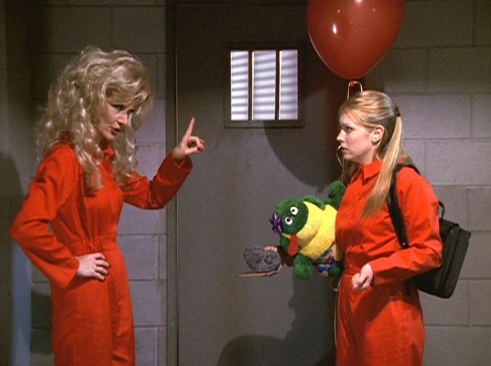 Im Gefängnis trifft Sabrina (Melissa Joan Hart, r.) auf Jezelda (Beth Broderick, l.), die böse Zwillingsschwester ihrer Tante Zelda ... - Bildquelle: Paramount Pictures