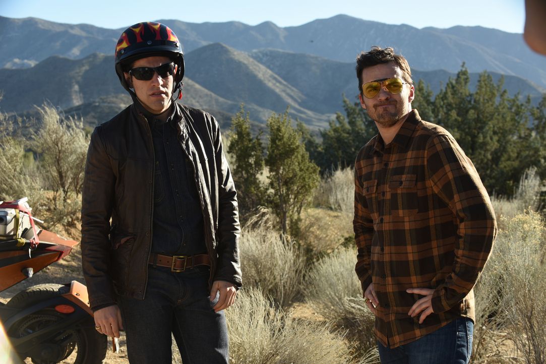 Schmidt (Max Greenfield, l.) wünscht sich einen richtig männlichen Junggesellenabschied und will mit seinen Freunden Nick (Jake Johnson, r.) und Win... - Bildquelle: Ray Mickshaw 2016 Fox and its related entities.  All rights reserved.