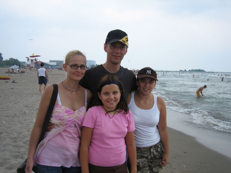 Heiko (hinten r.) und Antje Haase (l.) wollen zusammen mit ihren beiden Töchtern Marie und Aurelia ein neues Leben in Kanada beginnen ... - Bildquelle: kabel eins