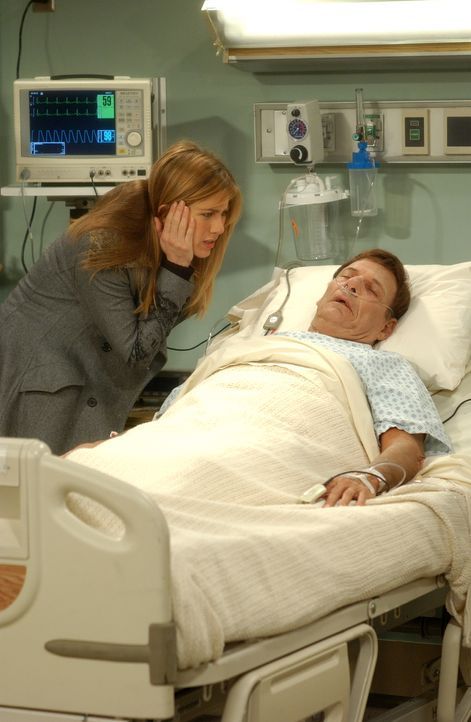 Rachel (Jennifer Aniston, l.) macht sich große Sorgen um ihren Vater (Ron Liebman, r.), der nach einem Herzinfarkt ins Krankenhaus eingeliefert wurd... - Bildquelle: 2003 Warner Brothers International Television