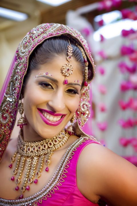 Die hübsche Raman feiert eine traditionell Indische Hochzeit mit sage und schreibe 700 Gästen ... - Bildquelle: ITV Studios Limited 2010