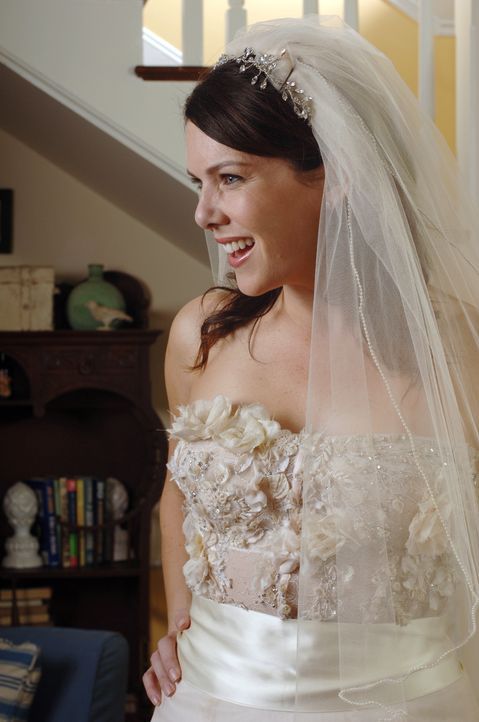 Lorelai (Lauren Graham) hat endlich das Brautkleid ihrer Träume gefunden ... - Bildquelle: Copyright Warner Brother International Television