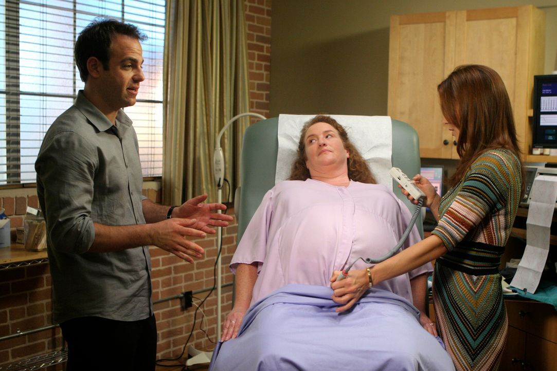Kümmern sich um Ashley (Rusty Schwimmer, M.) die jeden Augenblick ihr Baby bekommen wird: Addiosn (Kate Walsh, r.) und Cooper (Paul Adelstein, l.)... - Bildquelle: 2007 American Broadcasting Companies, Inc. All rights reserved.