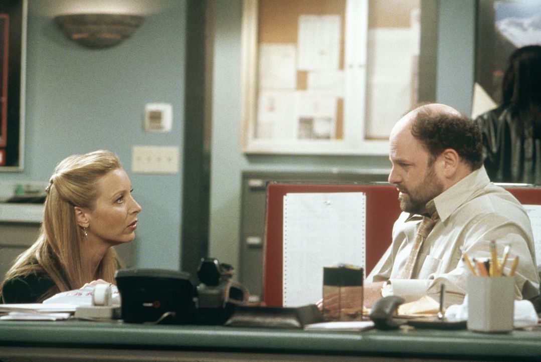 Phoebe (Lisa Kudrow, l.) will verhindern, dass der nette Firmenchef Earl (Jason Alexander, r.) Selbstmord begeht. - Bildquelle: TM+  2000 WARNER BROS.