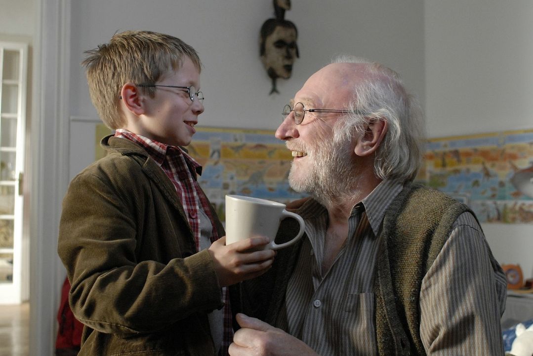 Tim (Lukas Schust, l.) liebt seinen Opa (Karl Merkatz, r.) über alles und kümmert sich um ihn. - Bildquelle: Sat.1