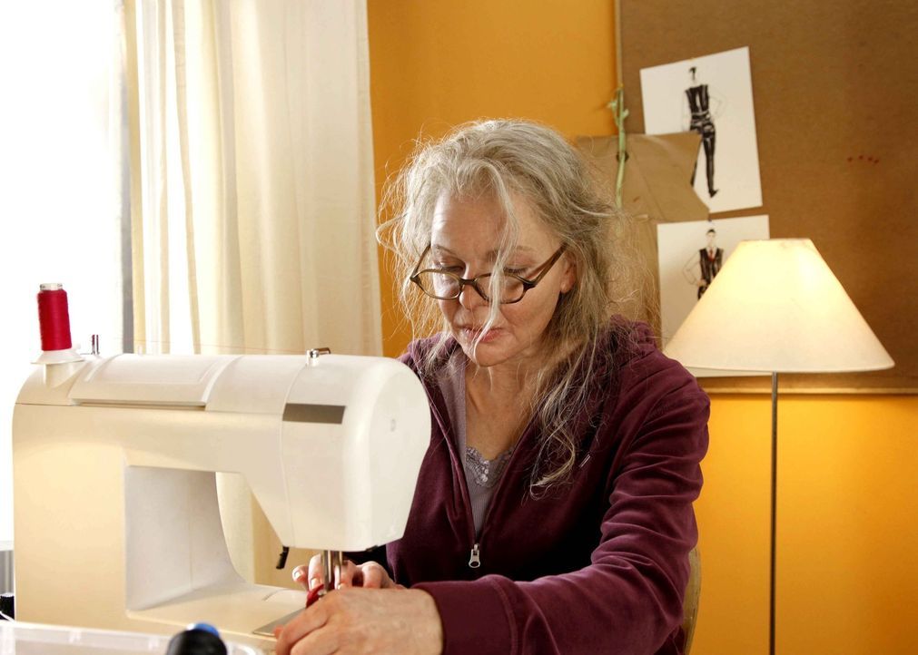 Muss eine Kollektion an Mamas alter Nähmaschine und mit den Gebrechen des Alters fertigstellen: die eigentlich blutjunge Modedesignerin Melanie (Yvo... - Bildquelle: Dominik Hatt SAT.1