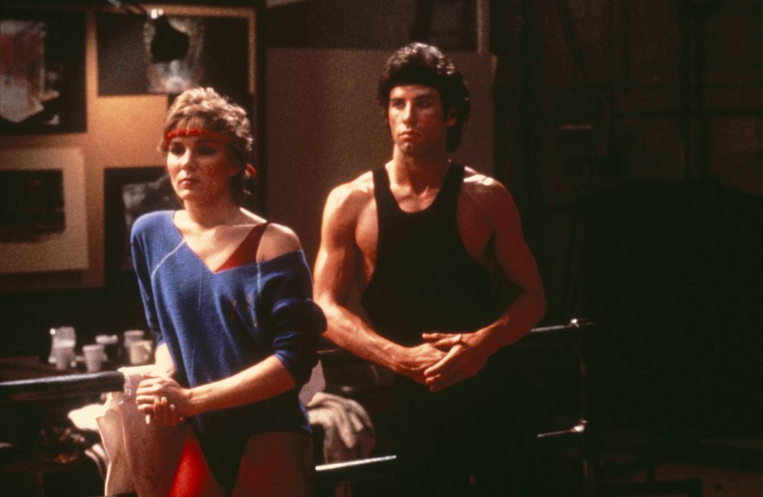 Tony Maneros (John Travolta, r.) treue Freundin Jackie (Cynthia Rhodes, l.) ist nicht begeistert, dass Tony für Laura arbeiten will ... - Bildquelle: Paramount Pictures