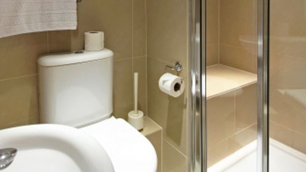 Badezimmerfliesen: Ideen für optische Weite – DIY – sixx.de