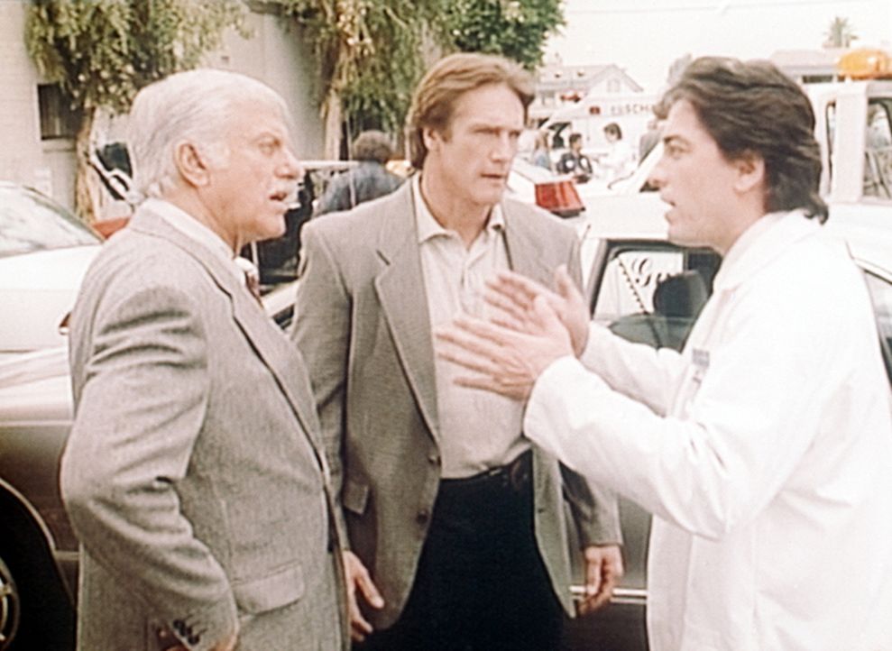 Mark (Dick Van Dyke, l.), Steve (Barry Van Dyke, M.) und Jack (Scott Baio, r.) sind entsetzt: Ein Patient wurde ermordet. - Bildquelle: Viacom