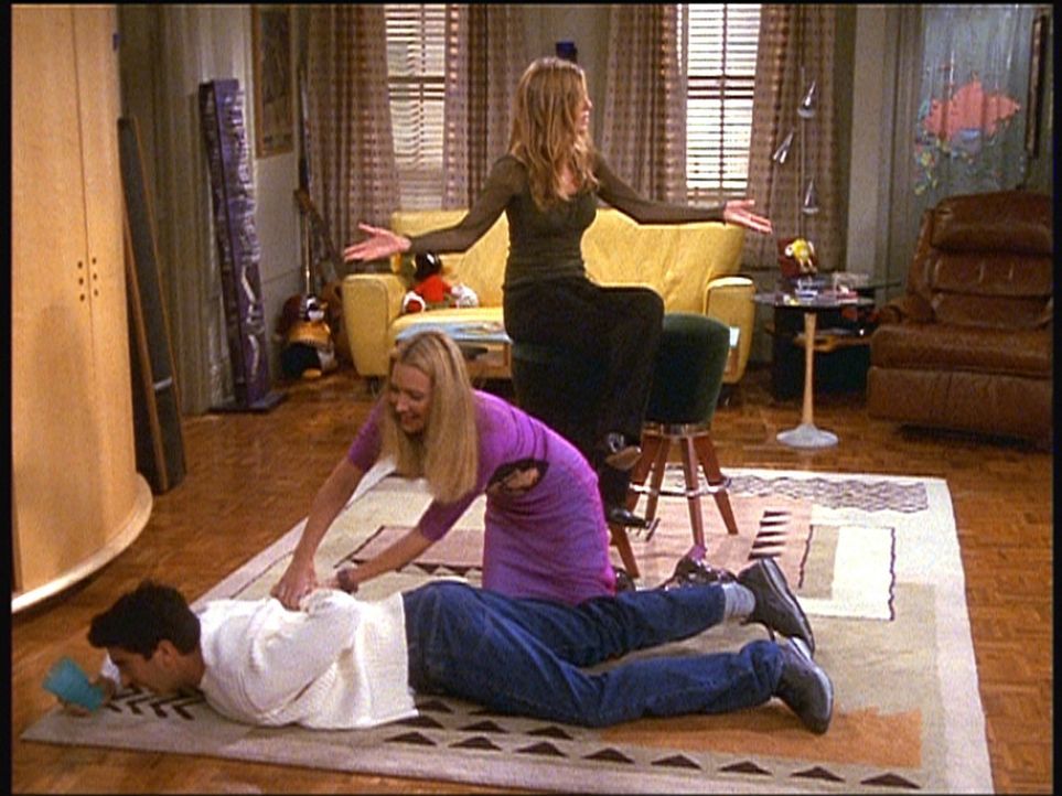 Phoebe (Lisa Kudrow, M.) demonstriert Ross (David Schwimmer, unten), wie sie sich im Falle eines Störfalls bei Monicas Hochzeitsfeier verhalten wü... - Bildquelle: TM+  2000 WARNER BROS.