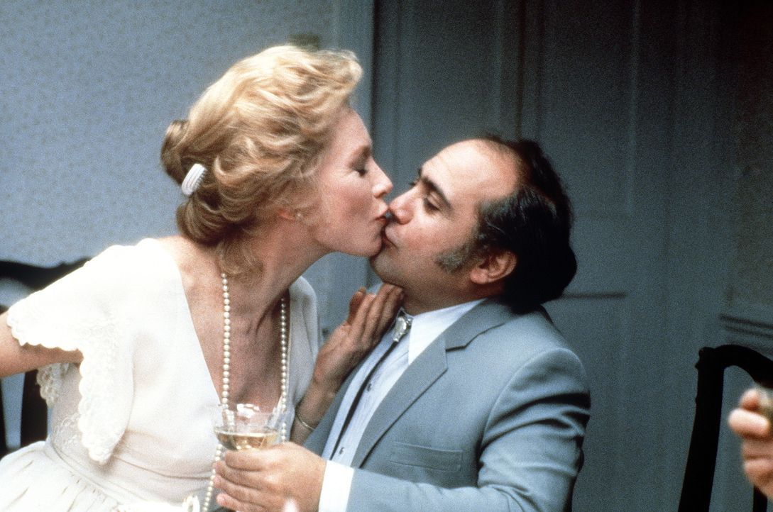 Die sittenstrenge Aurora (Shirley MacLaine, l.) lässt sich zu einem Küsschen für Vernon (Danny DeVito, r.) hinreißen ... - Bildquelle: Paramount Pictures