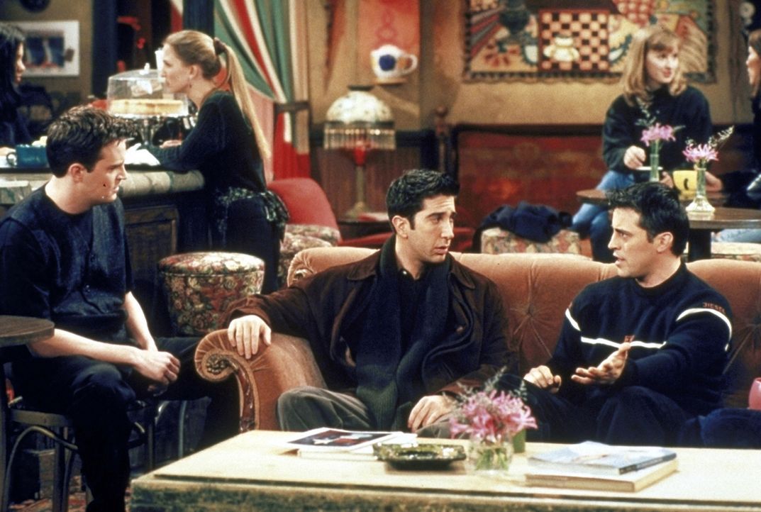 Ross (David Schwimmer, M.) und Joey (Matt LeBlanc, r.) versuchen, Chandler (Matthew Perry, l.) zu beruhigen: Seine Freundin Kathy hat in einem Theat... - Bildquelle: TM+  2000 WARNER BROS.