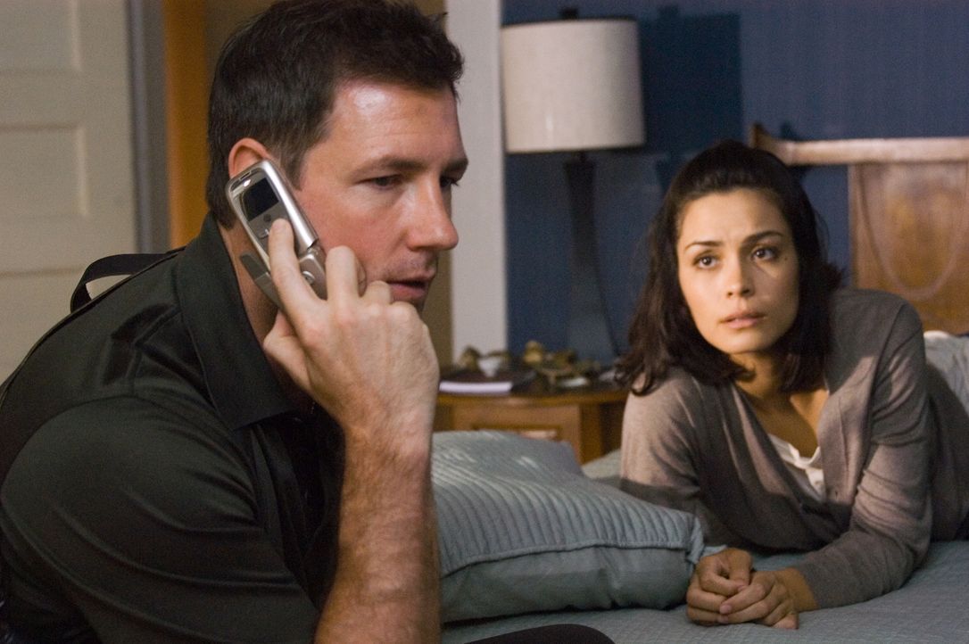 Die Polizei hält Beths (Shannyn Sossamon, r.) Vermutungen für Wahnvorstellungen - mit Ausnahme von Detective Jack Andrews (Ed Burns, l.). Seine Schw... - Bildquelle: Warner Bros. Television