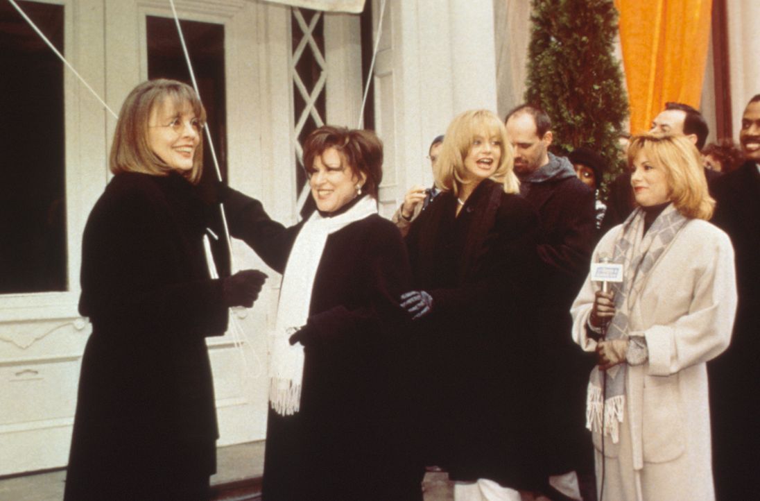 Brenda (Bette Midler, 2.v.l.), Elise (Goldie Hawn, 3.v.l.) und Annie (Diane Keaton, l.) haben alles für ihre erfolgreichen Ehemänner getan - und nun... - Bildquelle: Paramount Pictures