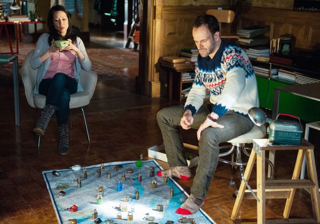 Ein neuer Fall wartet auf Sherlock Holmes (Jonny Lee Miller, r.) und Joan Watson (Lucy Liu, l.) ... - Bildquelle: CBS Television