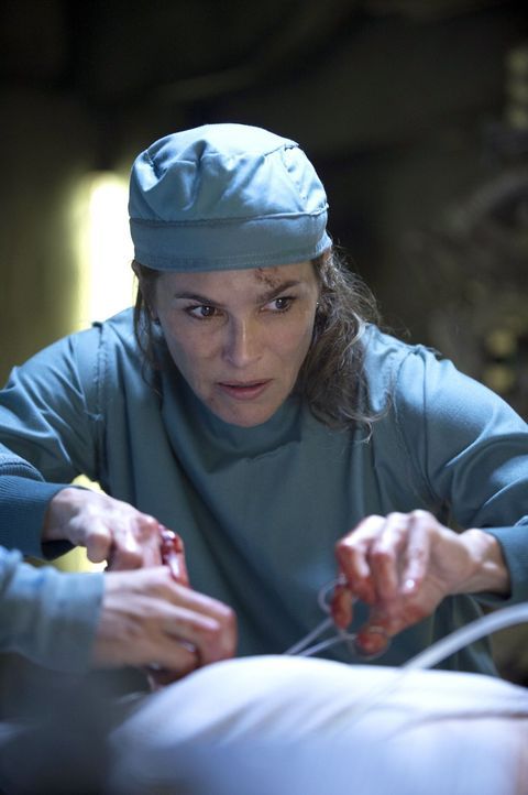 Obwohl die Überlebenschancen für alle gering sind, will Abigail (Paige Turco) keinen ihrer Patienten aufgeben ... - Bildquelle: Warner Brothers