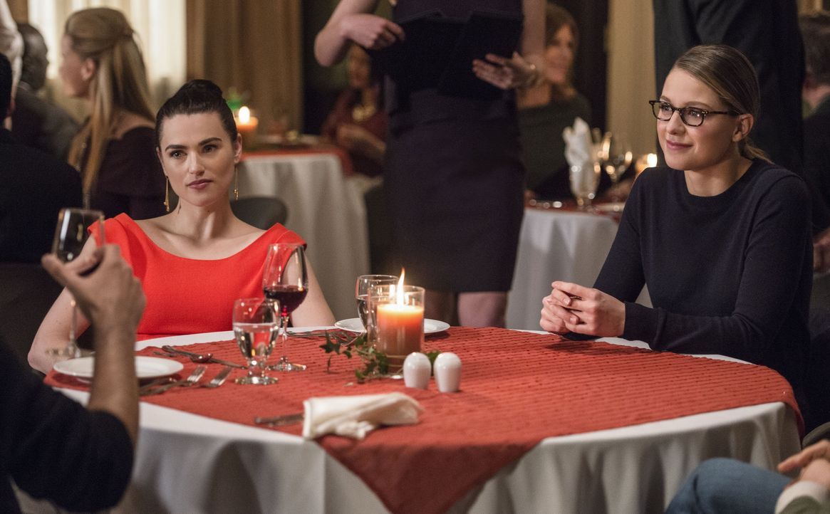 Noch können die Freundinnen Kara (Melissa Benoist, r.) und Lena (Katie McGrath, l.) das gemeinsame Essen genießen, doch schon bald machen sie eine E... - Bildquelle: 2016 Warner Brothers