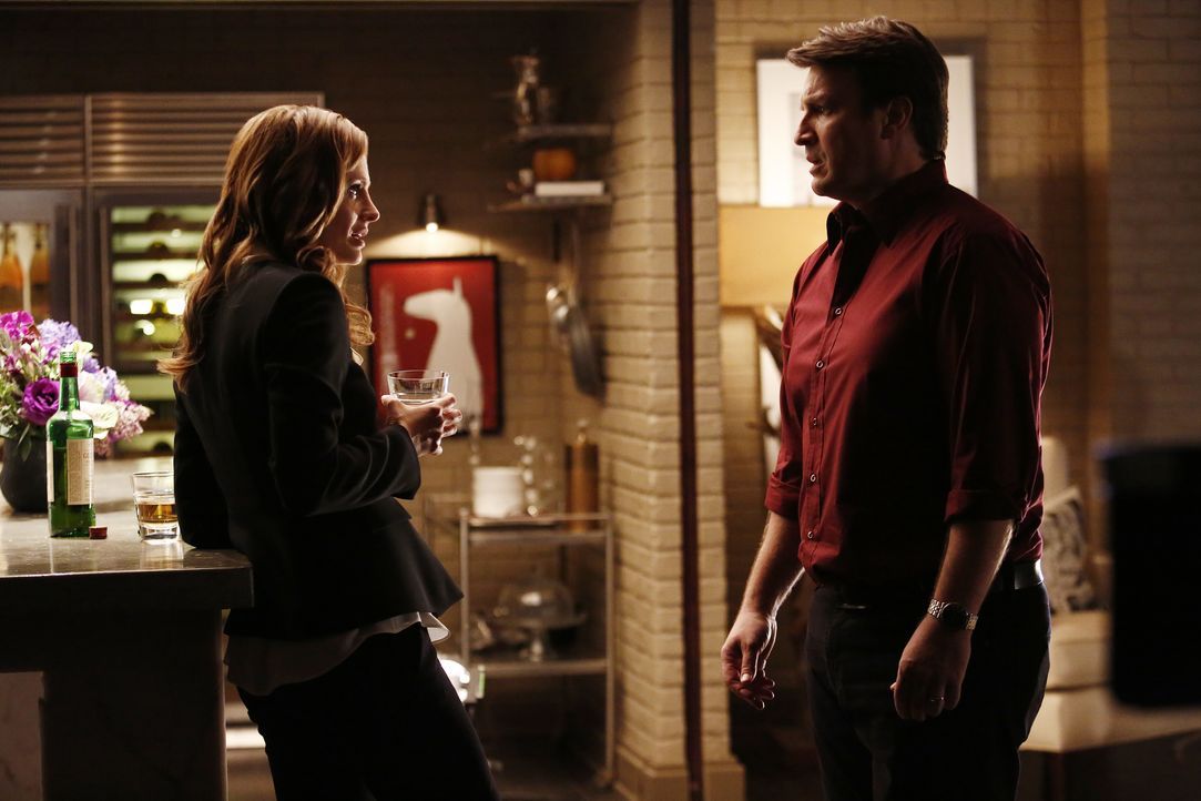 Ein Schwarzmarkthändler von türkischen Kunstschätzen wird ermordet. Beckett (Stana Katic, l.) und Castle (Nathan Fillion, r.) ermitteln und suchen a... - Bildquelle: Nicole Wilder 2016 American Broadcasting Companies, Inc. All rights reserved. / Nicole Wilder