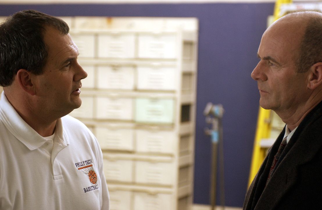 Der damalige Trainer des ermordeten Basketballstars Bobby Lein (Charles Hoyes, r.) weiß Lt. John Stillmans (John Finn, r.) Ansicht nach mehr, als er... - Bildquelle: Warner Bros. Television