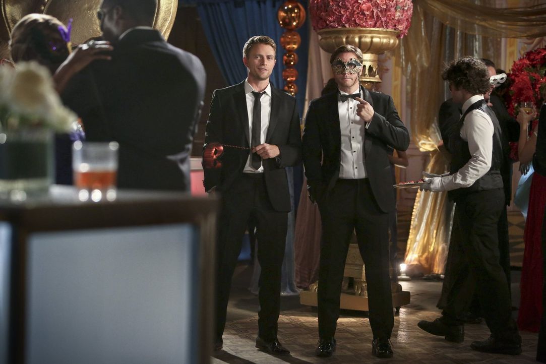 Wade (Wilson Bethel, l.) und George (Scott Porter, r.) wissen ganz genau, wie sie die Halloween-Nacht verbringen wollen ... - Bildquelle: Warner Brothers