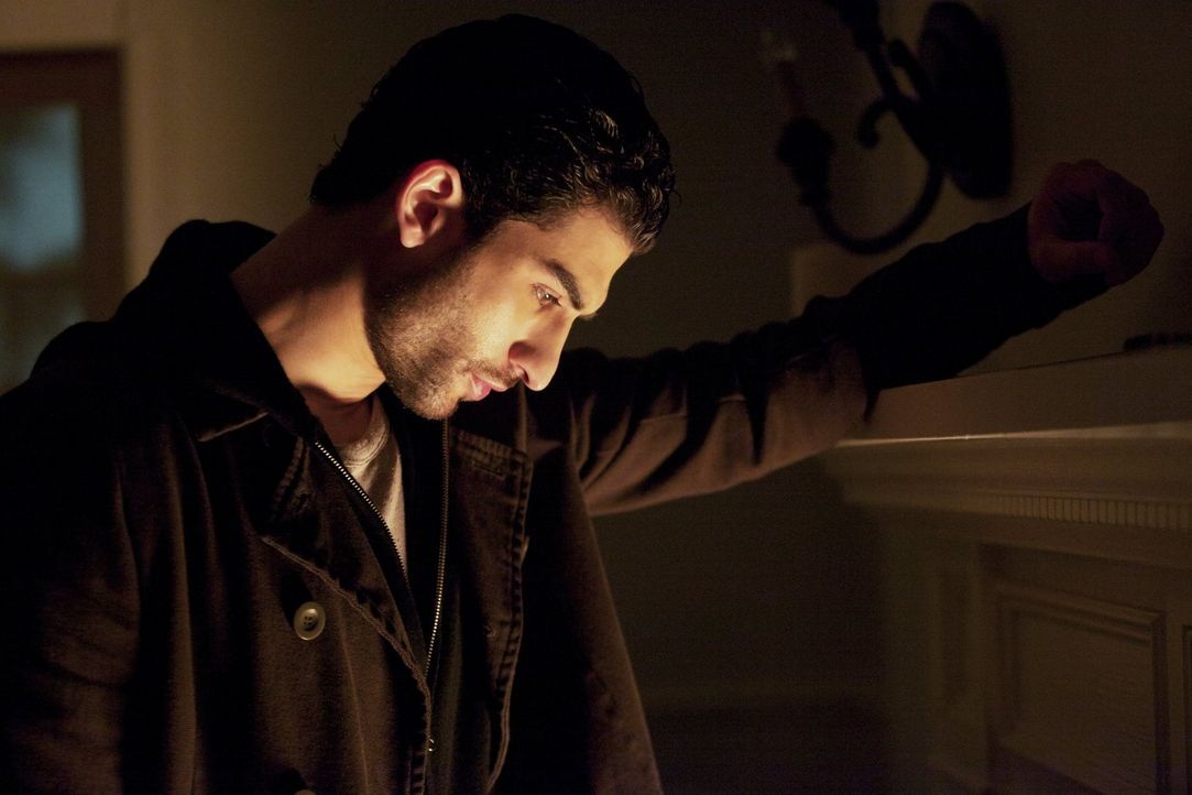 Markos (Raffi Barsoumian) birgt ein Geheimnis, das auch Damon aus der Fassung bringt ... - Bildquelle: Warner Brothers