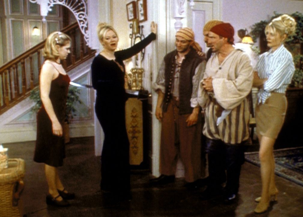 Der Hexenrat verlangt von Zelda (Beth Broderick, r.), Hilda (Carolin Rhea, 2.v.l.) und Sabrina (Melissa Joan Hart, l.), die drei vergessenen Piraten... - Bildquelle: Paramount Pictures
