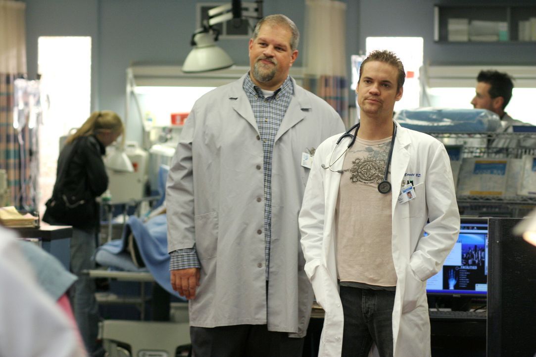 Versuchen Dubenko bei seiner Arbeit zu unterstützen: Ray (Shane West, r.) und Jerry (Abraham Benrubi, l.) ... - Bildquelle: Warner Bros. Television