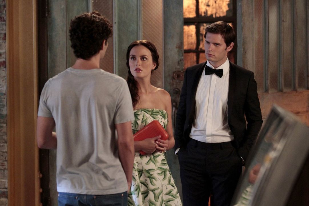Während Blair (Leighton Meester, M.) und Louis (Hugo Becker, r.) aus Monaco zurückkehren und mit der Hochzeitsplanung beginnen, hat Dan (Penn Badgle... - Bildquelle: Warner Bros. Television
