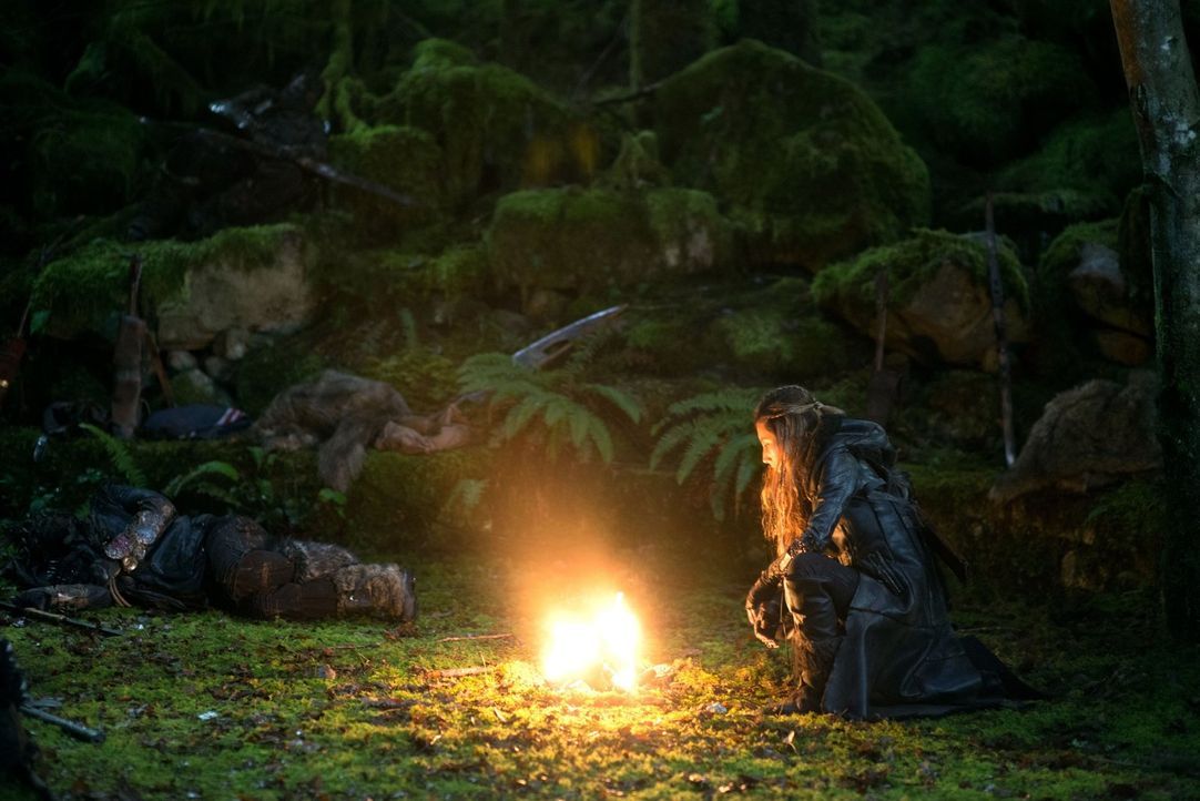 Anya (Dichen Lachman) bereitet sich auf einen Kampf vor, doch dann kommt alles anders als erwartet ... - Bildquelle: Warner Brothers