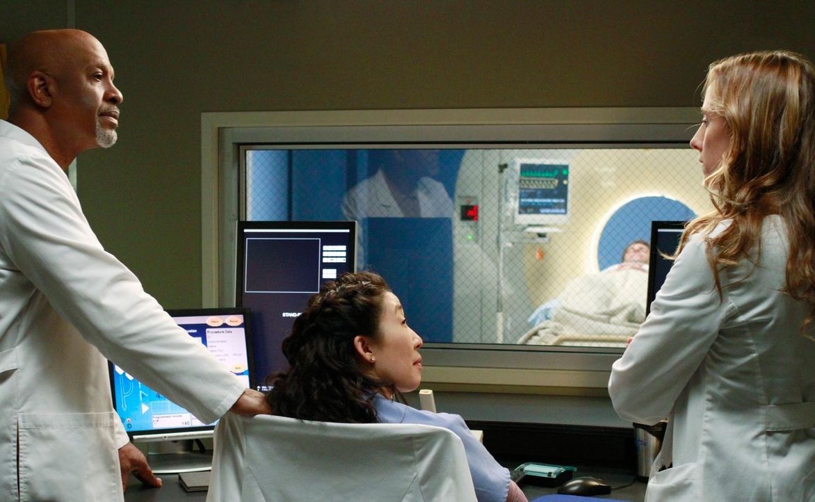 Sind sich bei der Behandlung von Henry (Scott Foley, 2.v.r.) nicht ganz einig: Cristina (Sandra Oh, 2.v.l.), Teddy (Kim Raver, r.) und Richard (Jame... - Bildquelle: ABC Studios