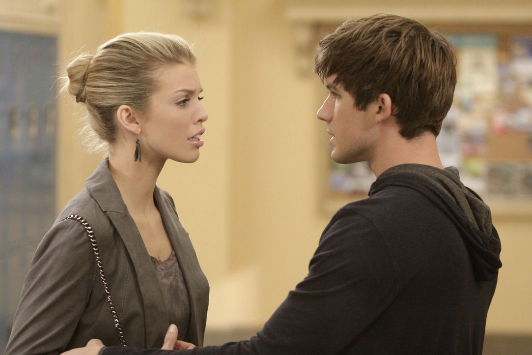 Und das Lügengespinst wird immer dichter... (v.l.n.r.: Naomi - AnnaLynne McCord, Liam - Matt Lanter) - Bildquelle: TM &   CBS Studios Inc. All Rights Reserved