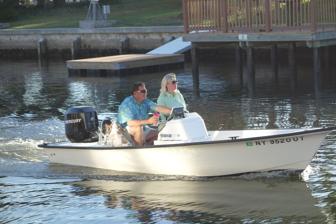 Tim (l.) und Jen (r.) lieben Bootfahren und wollen nun Pine Island zu ihrem zweiten Zuhause machen. Aber findet die Maklerin auch ein bezahlbares Ob... - Bildquelle: 2014, HGTV/Scripps Networks, LLC. All Rights Reserved.