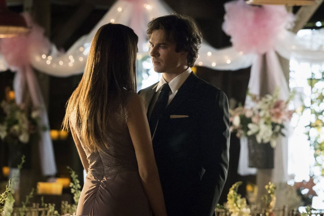 Elena (Nina Dobrev, l.) glaub nicht, dass Damon (Ian Somerhalder, r.) wirklich menschlich werden will und setzt Stefan auf ihn an. Kann dieser Damon... - Bildquelle: Warner Bros. Entertainment, Inc