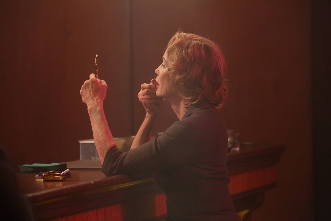 Jahr 1964: In einer Bar spült Jude (Jessica Lange) ihren Kummer mit Alkohol hinunter ... - Bildquelle: 2012-2013 Twentieth Century Fox Film Corporation. All rights reserved.