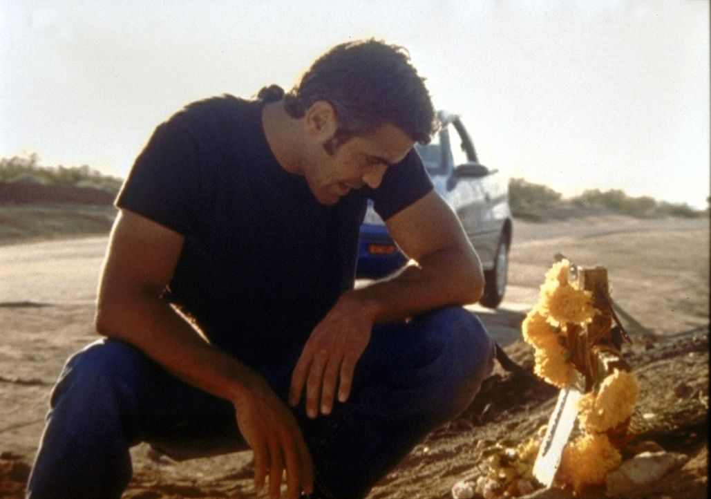 In alle Winde verstreut Dr. Ross (George Clooney) die Asche seines toten Vaters. - Bildquelle: TM+  2000 WARNER BROS.