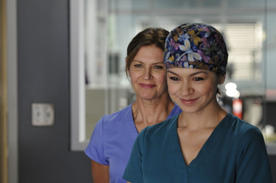 Für Dawn (Michelle Nolden, l.) und Maggie (Julia Taylor Ross, r.) geht der Alltag unaufhörlich weiter ... - Bildquelle: 2013  Hope Zee Two Inc.