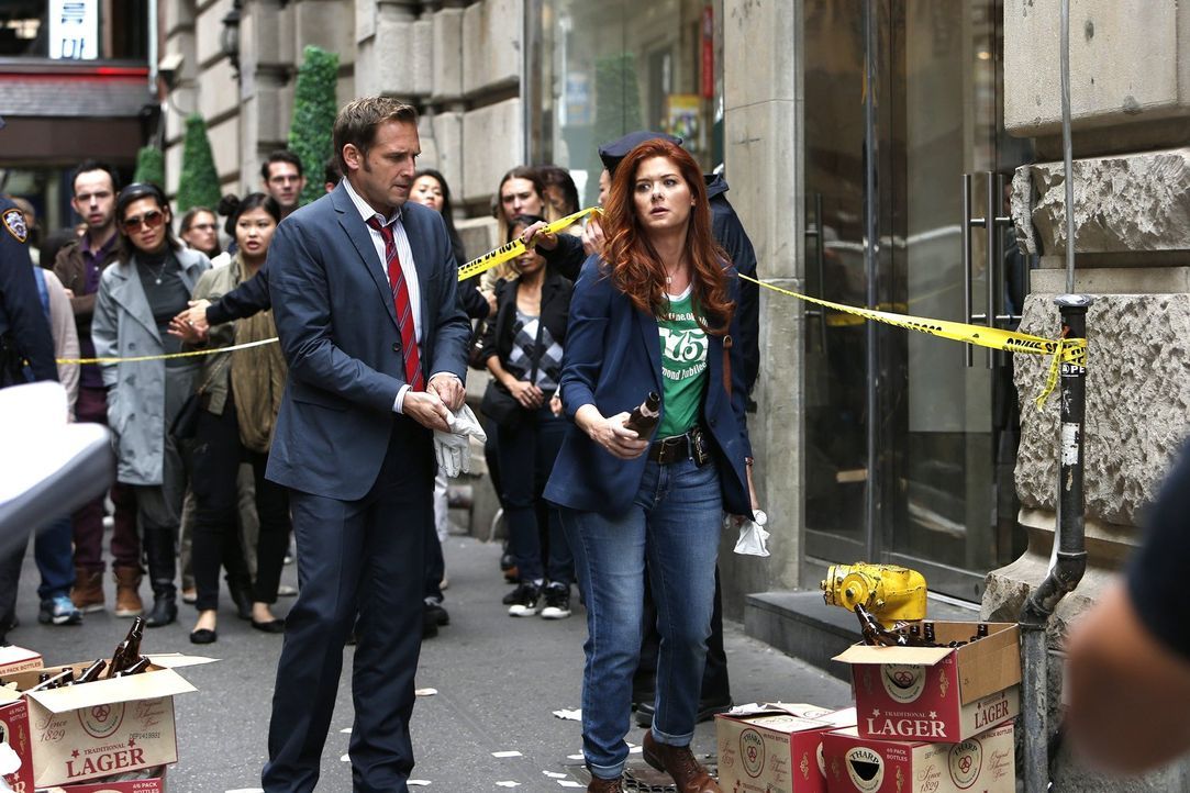 Ein Galerist wurde ermordet. Laura (Debra Messing, r.) und ihr Ex-Mann Jake (Josh Lucas, l.) ermitteln, um den Täter schnellstmöglich zu fassen ... - Bildquelle: Warner Bros. Entertainment, Inc.