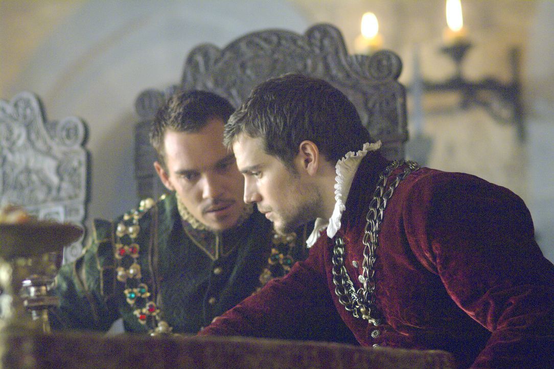 Als enger Vertrauter von König Henry (Jonathan Rhys Meyers, l.) steht Charles Brandon (Henry Cavill, r.) ihm selbstverständlich immer mit Rat und Ta... - Bildquelle: 2008 TM Productions Limited and PA Tudors II Inc. All Rights Reserved.