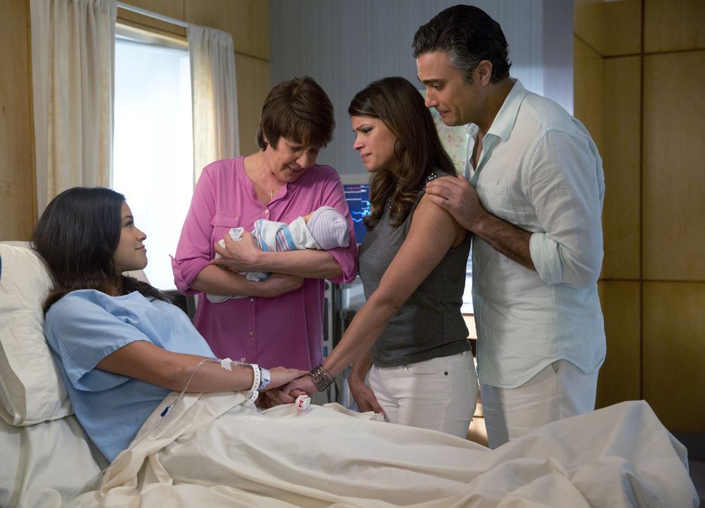 Der große Tag ist gekommen: Jane (Gina Rodriguez, l.) hat ihr Baby zur Welt gebracht. Alba (Ivonne Coll, 2.v.l.), Xo (Andrea Navedo, 2.v.r.) und Rog... - Bildquelle: 2014 The CW Network, LLC. All rights reserved.