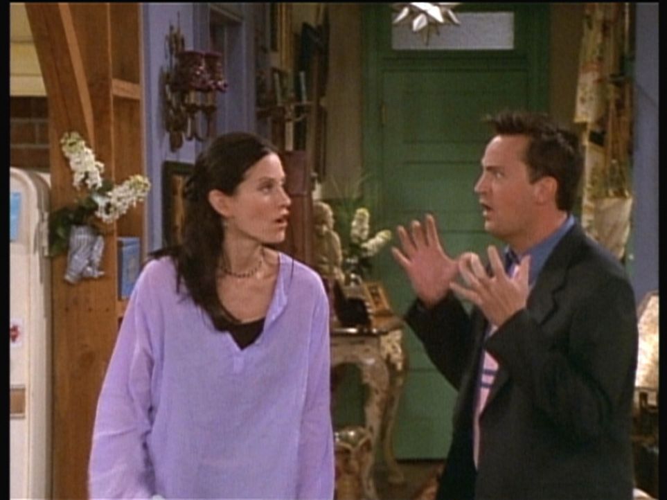 Monica (Courteney Cox, l.) und Chandler (Matthew Perry, r.) wissen nicht, wie sie ihren Freunden beibringen sollen, dass sie zusammenziehen werden. - Bildquelle: TM+  2000 WARNER BROS.