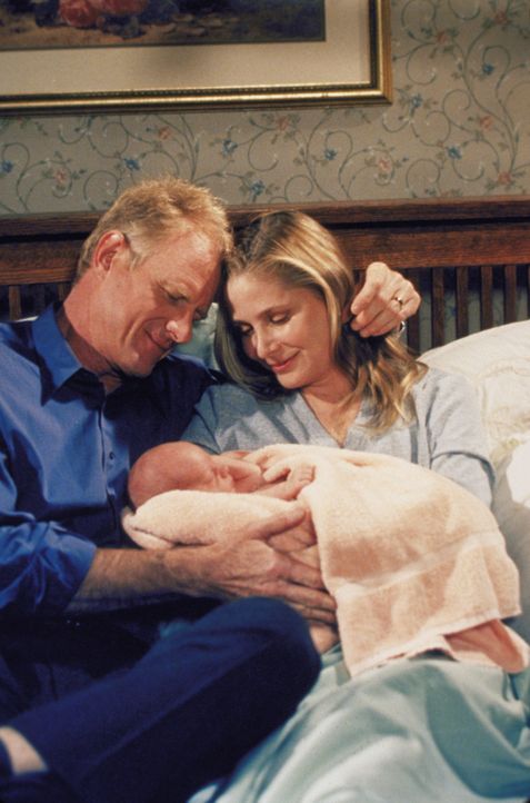 Dr. Hank Hastings (Ed jr Begley, l.) ist überglücklich, denn seine Frau Julie (Deborah Raffin, r.) hat ein gesundes Baby zur Welt gebracht ... - Bildquelle: The WB Television Network