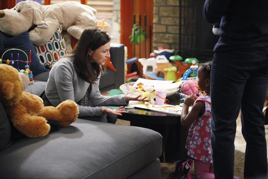 Amelia (Caterina Scorsone, l.) stattet ihrem Bruder Derek einen unerwarteten Besuch ab, während sich Meredith Sorgen um Cristina macht, die den Harp... - Bildquelle: ABC Studios