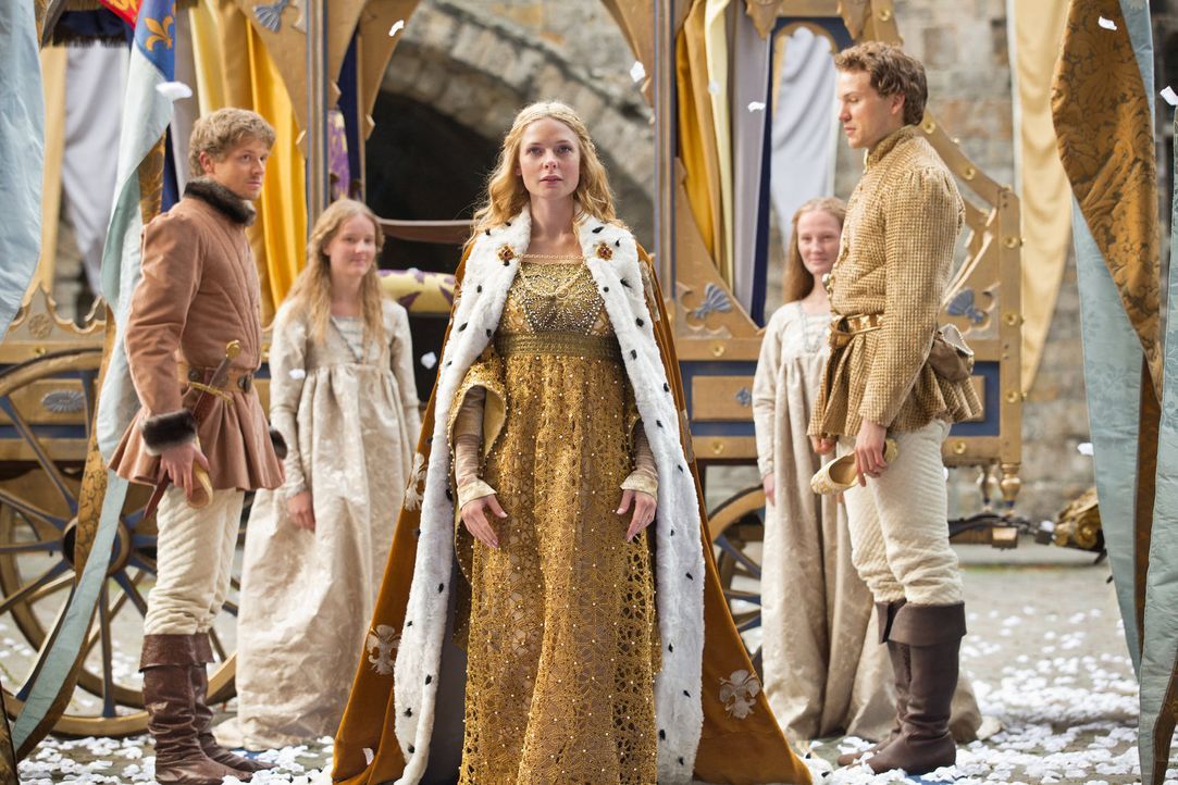 Die neue Königin Englands, Elizabeth (Rebecca Ferguson, M.), wird bereits von ihrem Volk erwartet ... - Bildquelle: 2013 Starz Entertainment LLC, All rights reserved