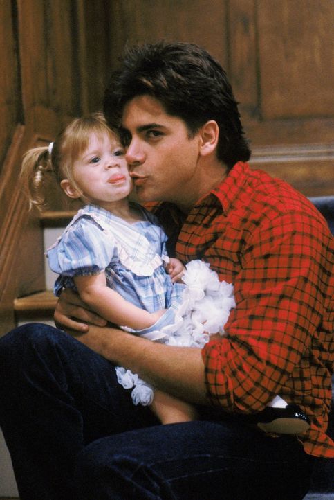 Jesse (John Stamos, r.) und die kleine Michelle (Mary-Kate/Ashley Olsen, l.) - Bildquelle: Warner Brothers Inc.
