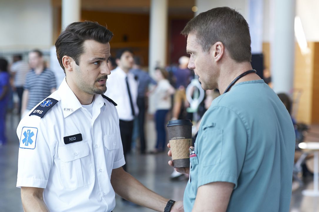 Immer wieder taucht Luke (Tyler Hynes, l.)  bei Charlie (Michael Shanks, r.) auf und scheint einfach keine Ruhe zu finden ... - Bildquelle: 2013  Hope Zee Two Inc.