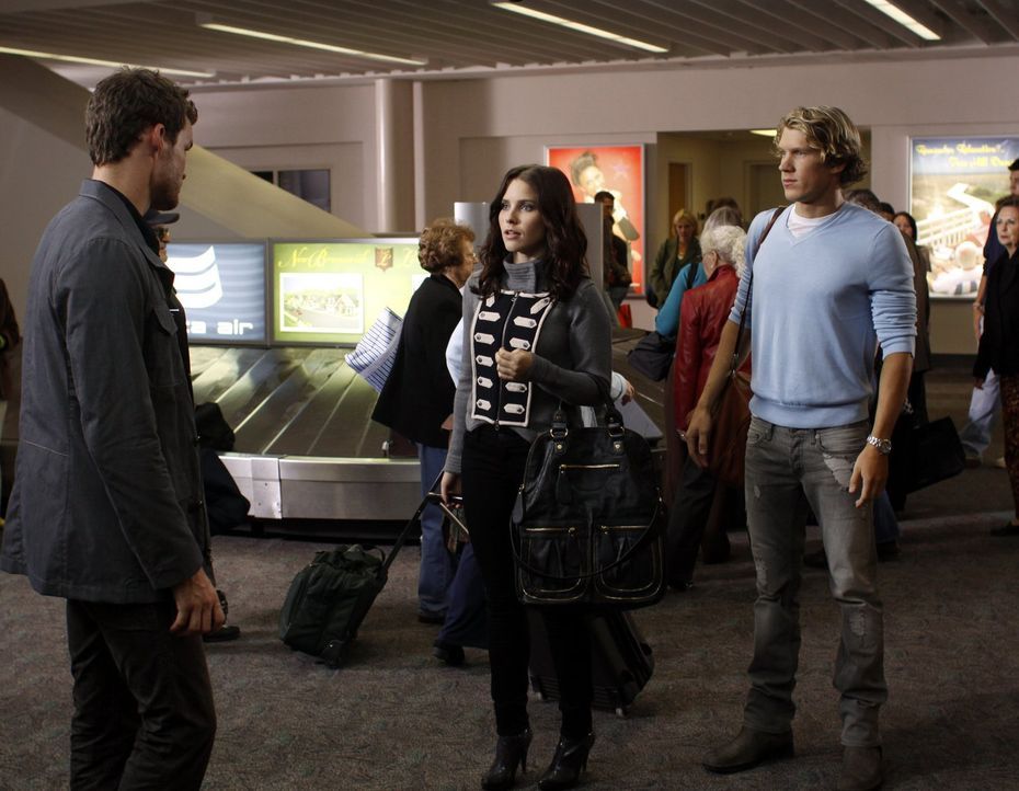 Als Brooke (Sophia Bush, M.) und Alexander (Mitch Ryan, r.) am Flughafen auf Julian (Austin Nichols, l.) treffen, hofft Brooke noch, dass er wirklic... - Bildquelle: Warner Bros. Pictures