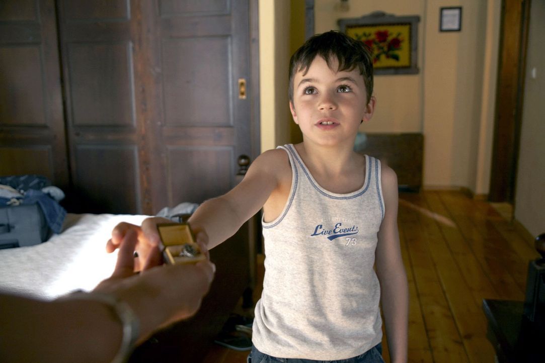 Marlies ist entsetzt, als Timmy (Jannis Michel) Claudia den Verlobungsring aus Thomas' Familie überreicht. - Bildquelle: Sat.1